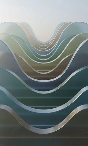 لایه‌های موج‌دار انتزاعی با رنگ‌های آرام و مینیمال، نماد جریان ذهن و آگاهی تدریجی در مجله آگاهی