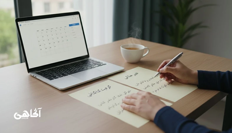 تصویر مفهومی از تفاوت انتخاب شغل با انتخاب مسیر حرفه‌ای؛ مکث و نوشتن معیارها روی میز کار در خانه، مجله آگاهی