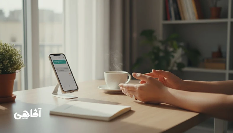 تصویر مفهومی از یکی‌شدن با محتوای ذهن در لحظه مکث قبل از واکنش؛ دست‌ها کنار گوشی و دفترچه روی میز، مجله آگاهی