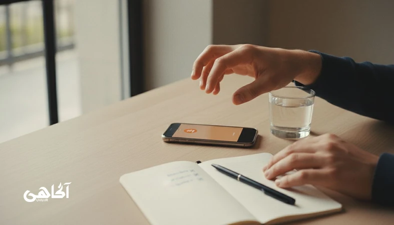 تصویر مفهومی از تصمیم آگاهانه در بحران با لحظه درنگ و چک لیست کوتاه روی میز کار، مناسب مقاله مجله آگاهی