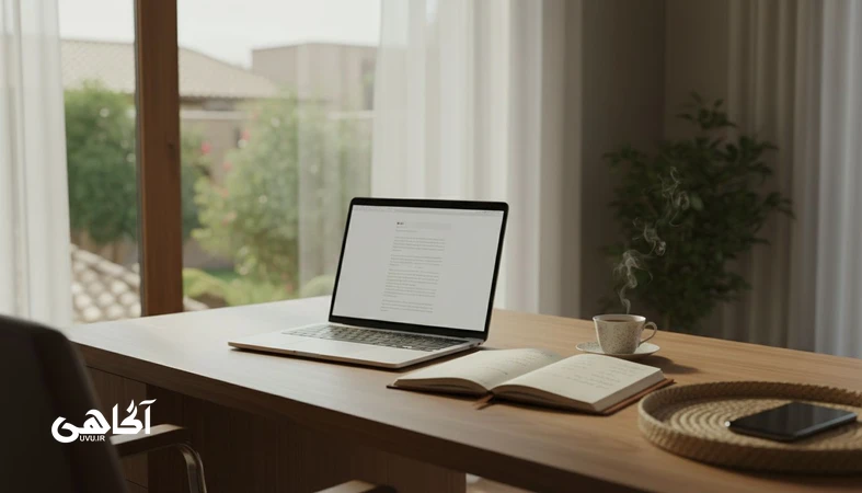 کار عمیق و پرهیز از حواس‌پرتی در یک میز کار ایرانی؛ گوشی پارک شده کنار میز، مجله آگاهی